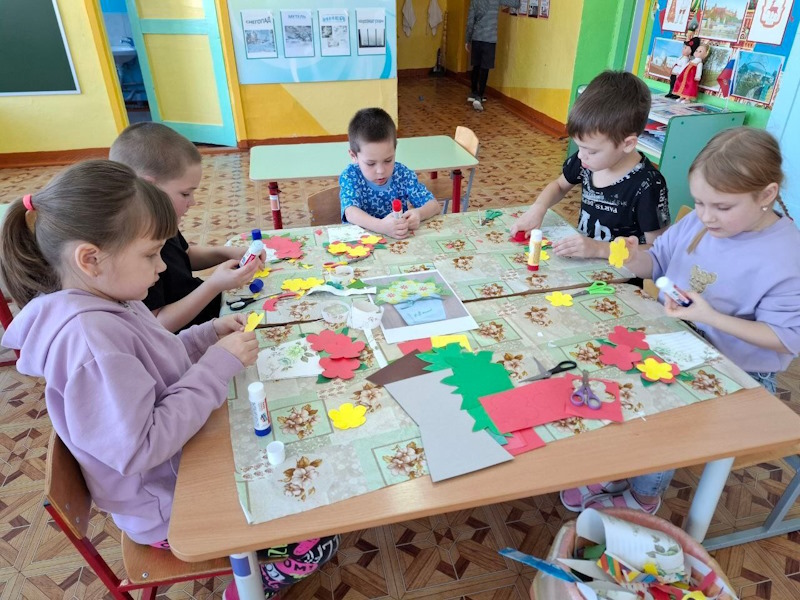 Изготовили открытки к 8 марта